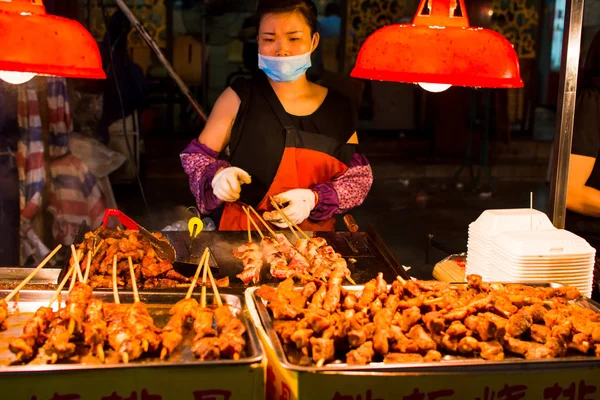 Nanning, Čína - 9. června 2017: Čínský šéfkuchař připravuje o grilování — Stock fotografie