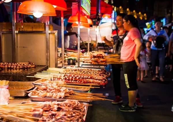 NANNING, CHINA - 9 июня 2017 года: Food on the Zhongshan Snack Stree — стоковое фото