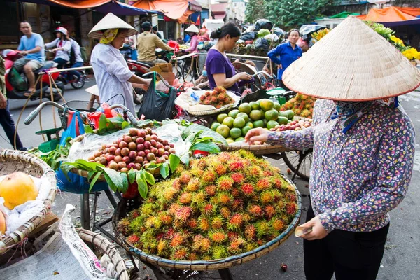 Hanoj, Vietnam - 22 května 2017: Žena prodej tropického ovoce na — Stock fotografie