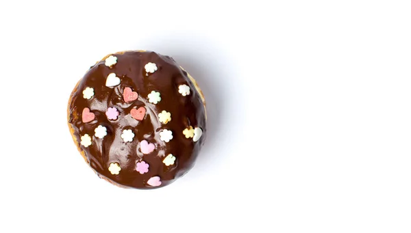 Donut décoré au chocolat sur fond blanc — Photo