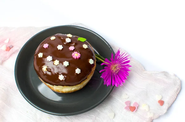 Donuts de chocolate decorados con flor púrpura —  Fotos de Stock