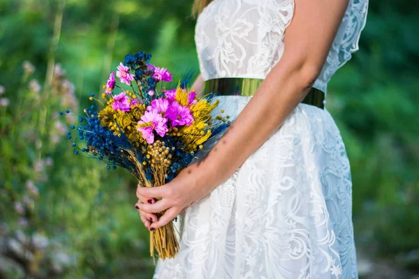 新娘举行户外多彩花束 — 图库照片