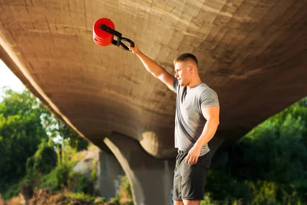 Man working out under the bridge — Stock Photo, Image