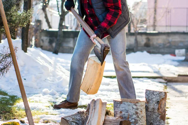 Człowiek cięcia drewna na opał na zimę — Zdjęcie stockowe