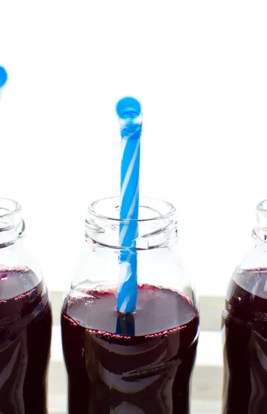 蓝莓汁中分离的玻璃瓶 — 图库照片