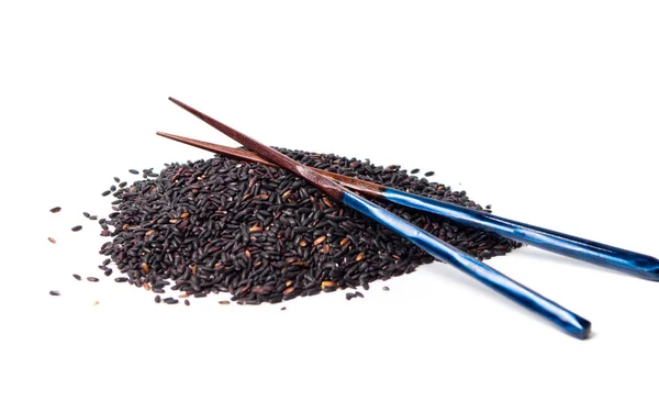 Schwarze Reiskörner mit Stäbchen isoliert stapeln — Stockfoto