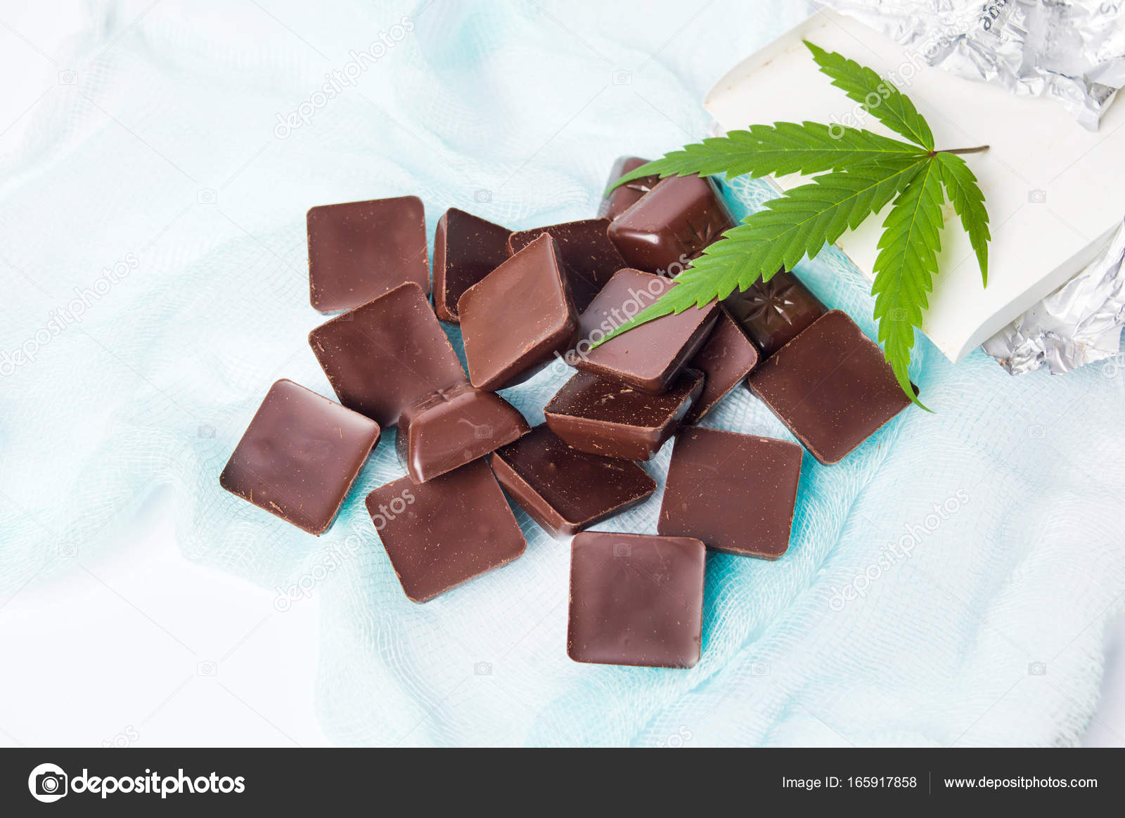 Folha de maconha com cubos de chocolate — Foto © CreativeFamily #165917858, image size:1600x1164