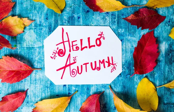 Hola nota de caligrafía de otoño con hojas caídas — Foto de Stock