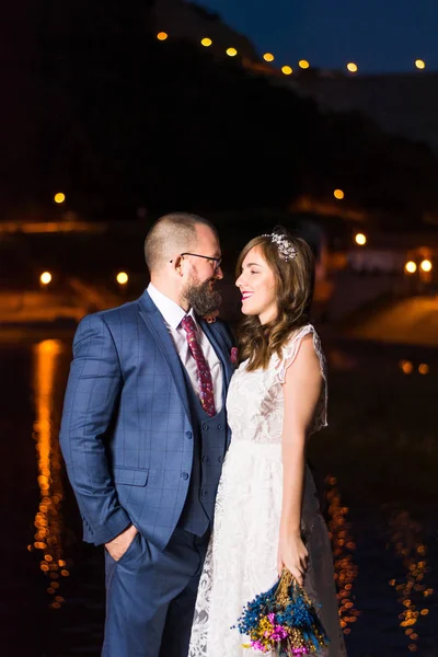 Couple de mariage au bord du lac la nuit — Photo