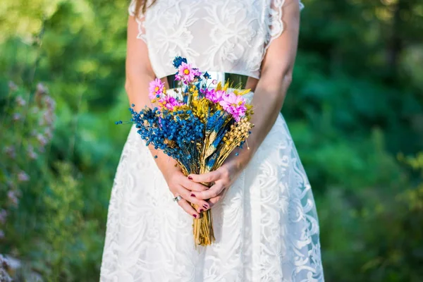 Sposa tenendo bouquet colorato all'aperto — Foto Stock