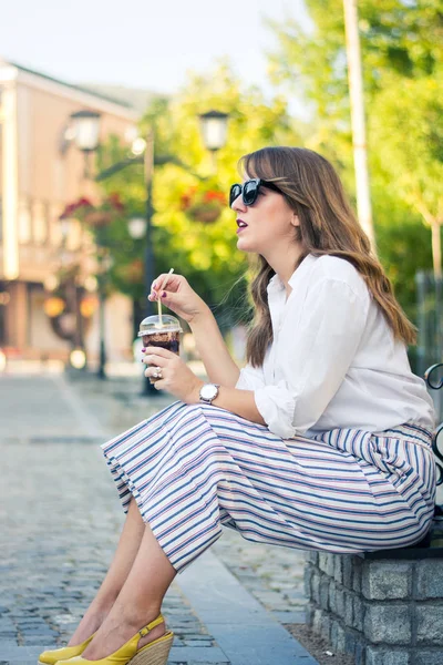 通りに行きコーヒーを持つ少女 — ストック写真