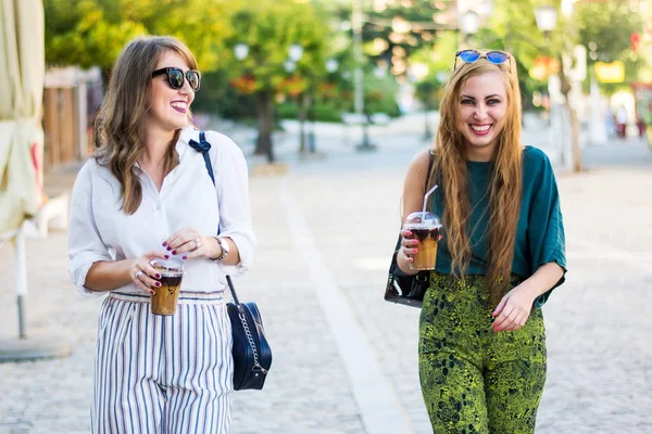 Счастливые девушки гуляют по городу — стоковое фото