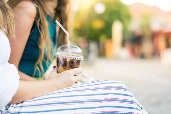 屋外のコーヒーのカップを持つ女の子 — ストック写真