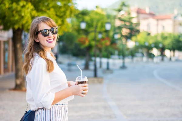 Fashionabla flicka på gatan med kaffe att gå — Stockfoto