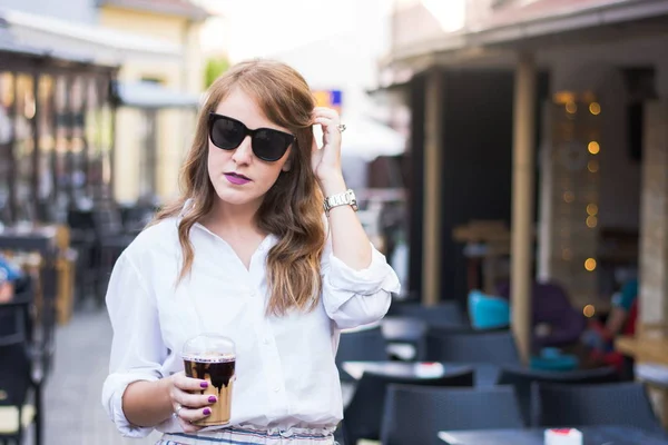 Menina na moda na rua com café para ir — Fotografia de Stock