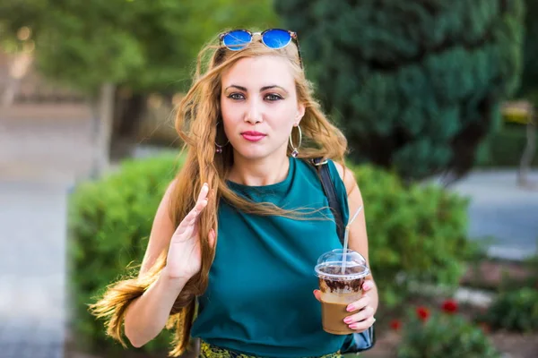 Kahve olan diğer kadın da sokağa dön — Stok fotoğraf