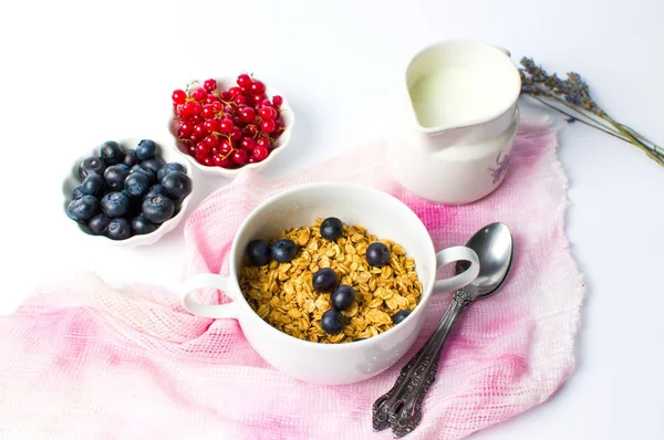 Granola musli z owoców jagodowych w miski — Zdjęcie stockowe