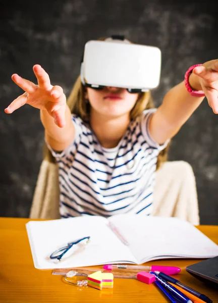 Chica adolescente con gafas de realidad virtual —  Fotos de Stock