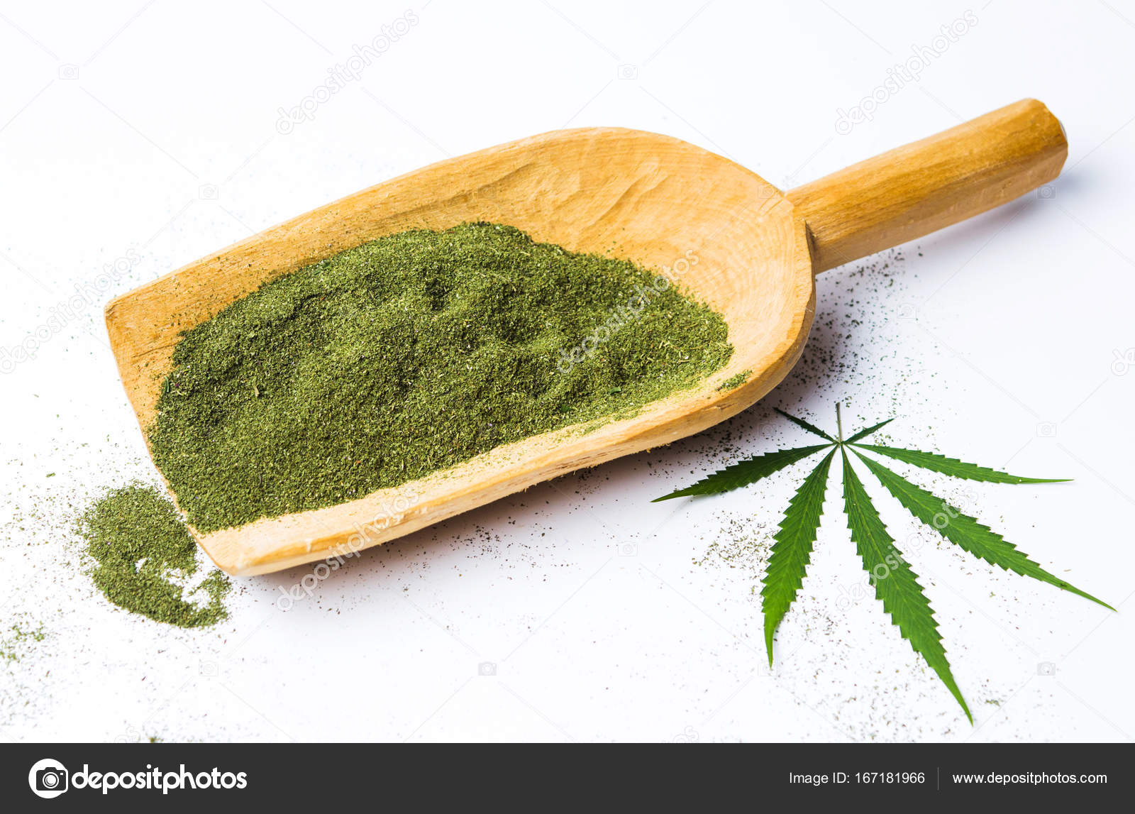 Pó de maconha em uma grande colher de madeira isolada — Foto ©  CreativeFamily #167181966, image size:1600x1147