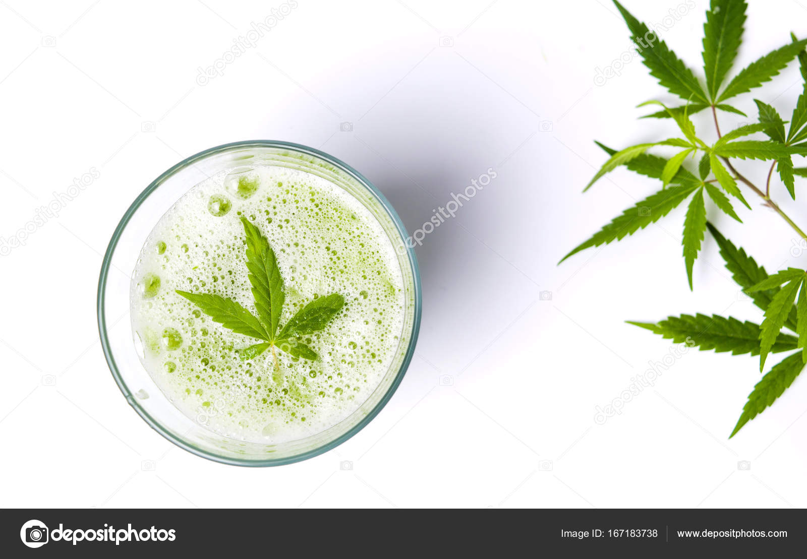 Suco de maconha verde em branco — Foto © CreativeFamily #167183738, image size:1600x1109