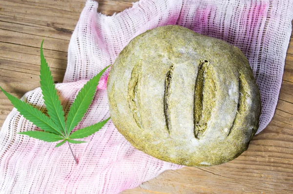 Pan verde al horno con hojas de marihuana — Foto de Stock