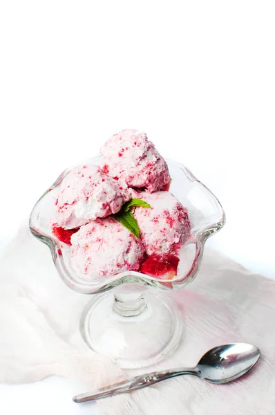 Ovocné zmrzliny s ovocem v šálku — Stock fotografie