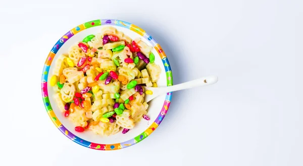 Pasta para niños en la mesa de cuenco colorido —  Fotos de Stock