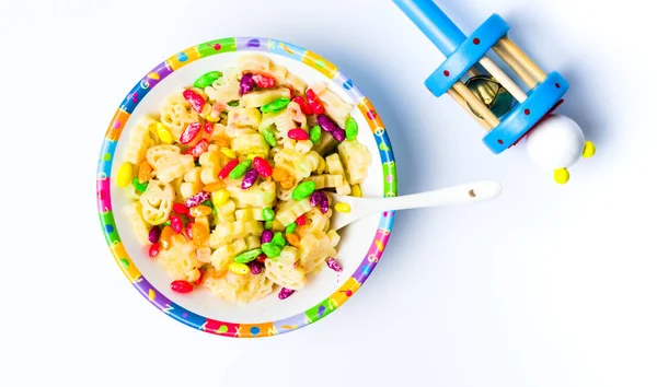 Massa de crianças e uma mesa de brinquedos — Fotografia de Stock