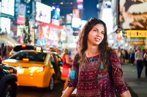 Kvinnlig turist på Times Square New York, Usa — Stockfoto