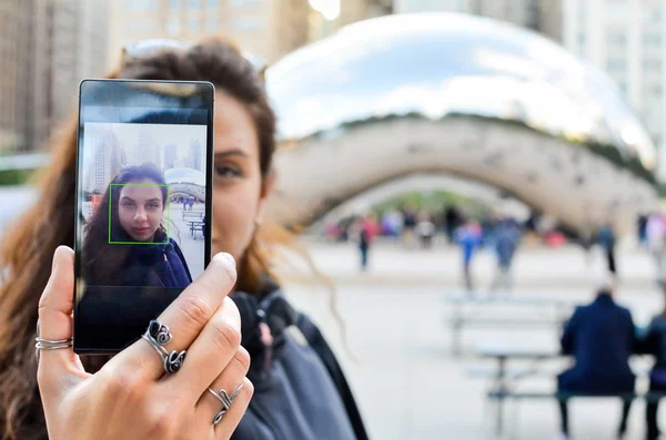 Selfie touristique devant un monument à Chicago, Illinoi — Photo