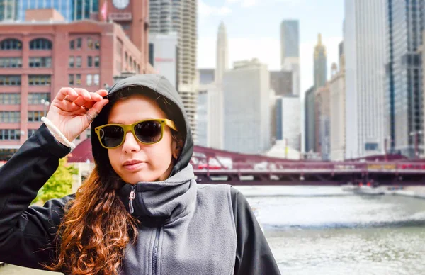 女性の旅行者がシカゴの街を探索 — ストック写真