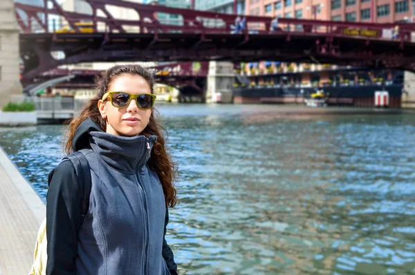 Female traveler exploring streets of Chicago — Stock Photo, Image