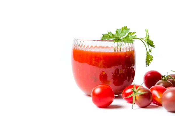 Ketchup y pequeños tomates cherry sobre fondo blanco — Foto de Stock