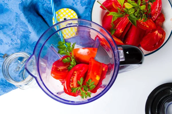 Rebanadas de tomate en una licuadora para un batido — Foto de Stock