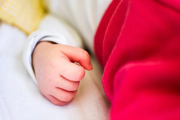 Due mesi bambina mano da vicino — Foto Stock