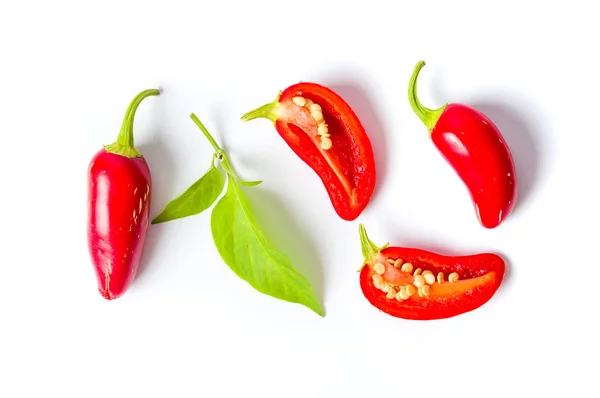 Rode jalapeno pepers op witte achtergrond — Stockfoto