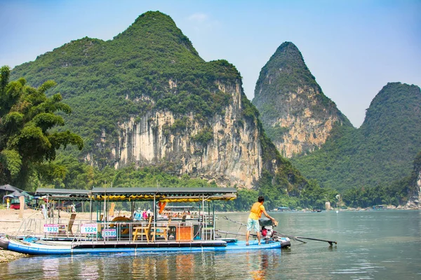 Yangshuo, China - 23. September 2016: Touristen-Kreuzfahrtschiff auf einem — Stockfoto