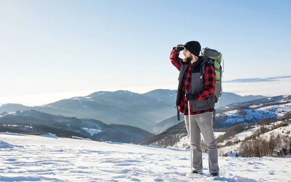 Homme debout sur le sommet de la montagne — Photo