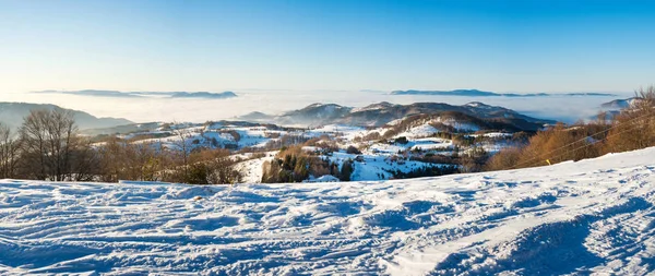 雪覆われた山々 のある冬景色 — ストック写真