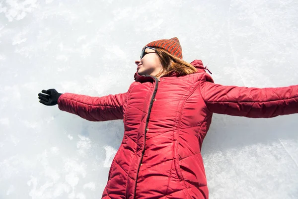 소녀는 얼어붙은 호수에 재미 — 스톡 사진