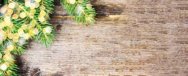 Pine tree branch on rustic wooden background — Stock Photo, Image