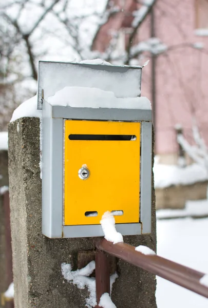 Снігова скрита поштова скринька перед будинком — стокове фото