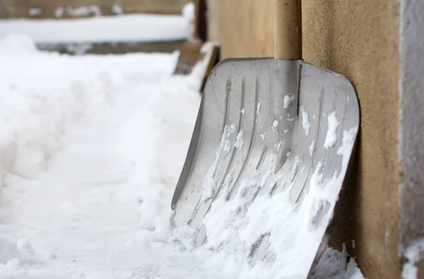 Сніговий лопата в засніженому передньому дворі — стокове фото