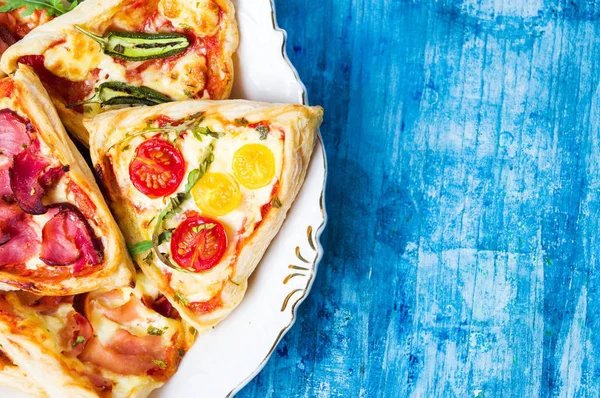 Varias pastas de pizza sandwich con verduras —  Fotos de Stock