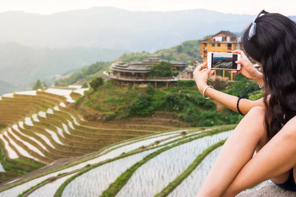 Turista tirar fotos de arroz terraço paisagem com um telefone — Fotografia de Stock