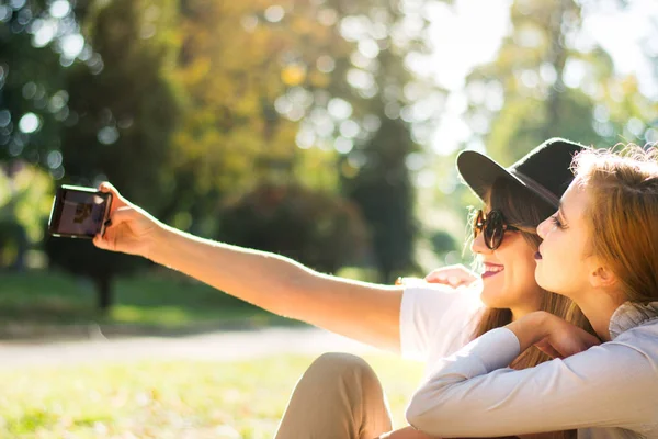 Amigos tirando selfie no parque — Fotografia de Stock
