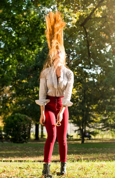 A lány haja lengett a parkban — Stock Fotó