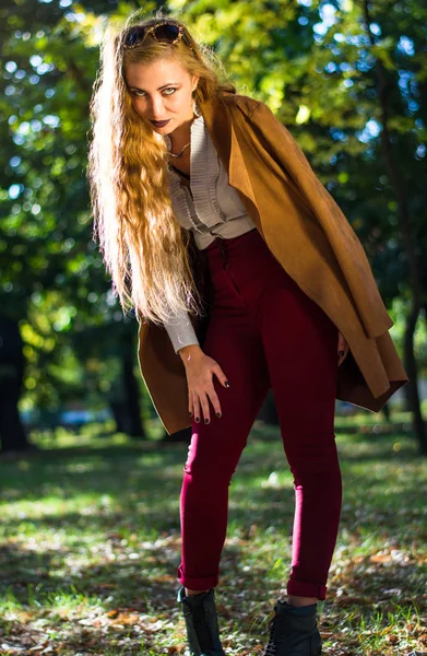 Fashionable girl standing in the park — Stock Photo, Image