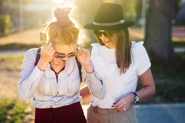 Fidanzate divertirsi nel parco al tramonto — Foto Stock