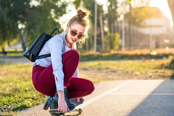 Fille à la mode avec un skateboard dans le parc — Photo